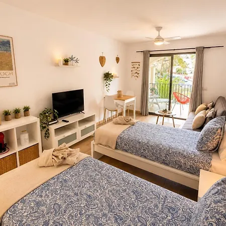 Castle Harbour Cristianos Beautiful With Pool View Apartman